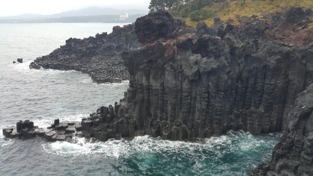 Explore the Magnificent Daepo Jusangjeolli Cliff: