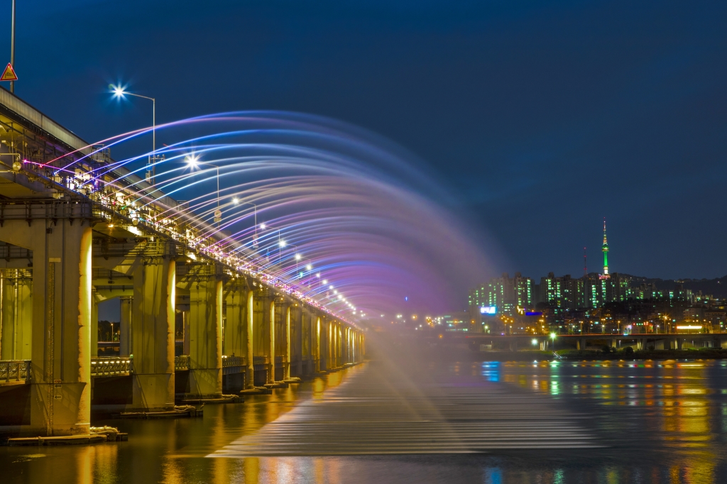 Seoul’s Luminescent Marvel: Banpo Bridge Rainbow Fountain