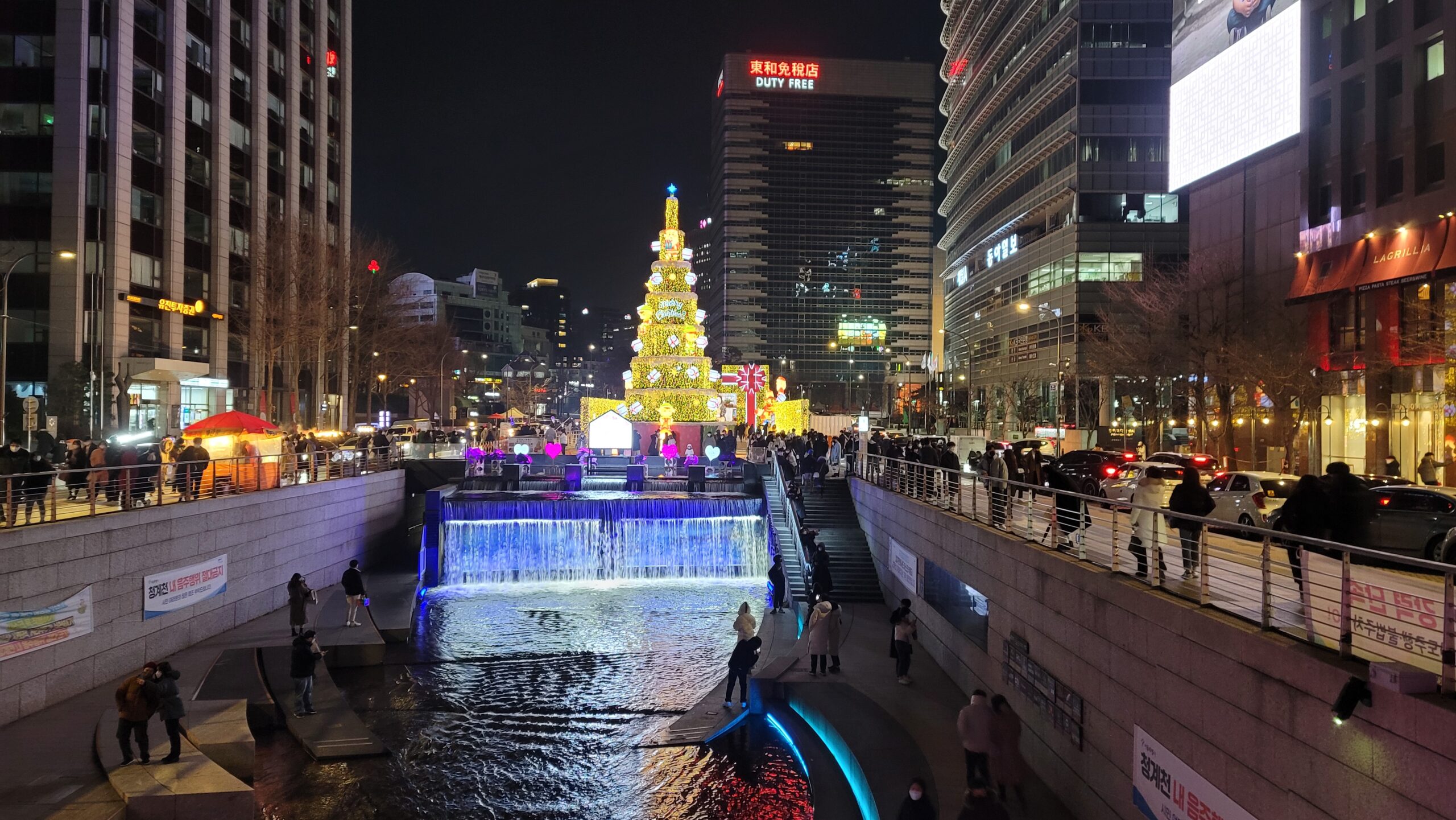 Wander around Cheonggyecheon Stream 