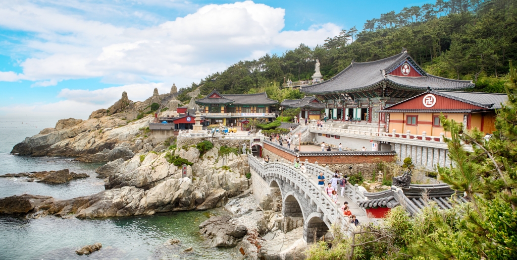  Discover the Enchanting Haedong Yonggungsa Temple by the Sea