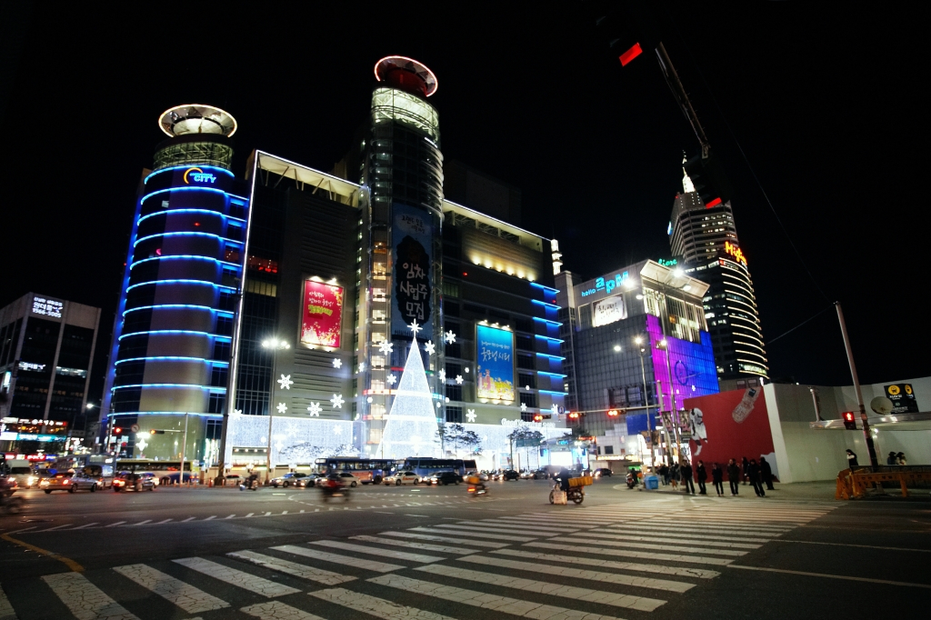 Dongdaemun Shopping Complex: Seoul’s 24-Hour Fashion Universe