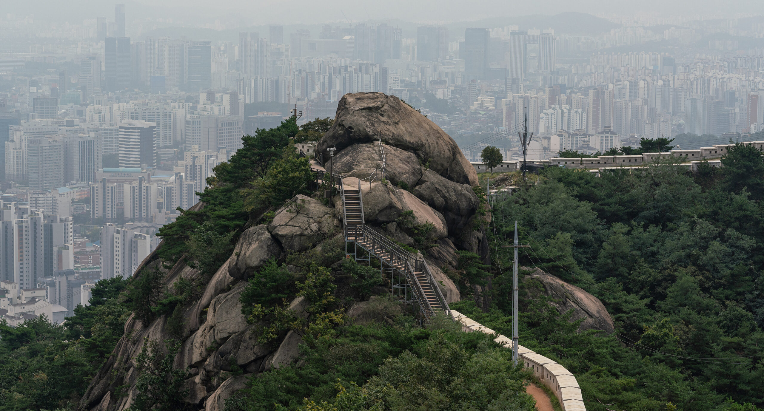 A Sensory Journey Through Time: One Perfect Day in Seoul